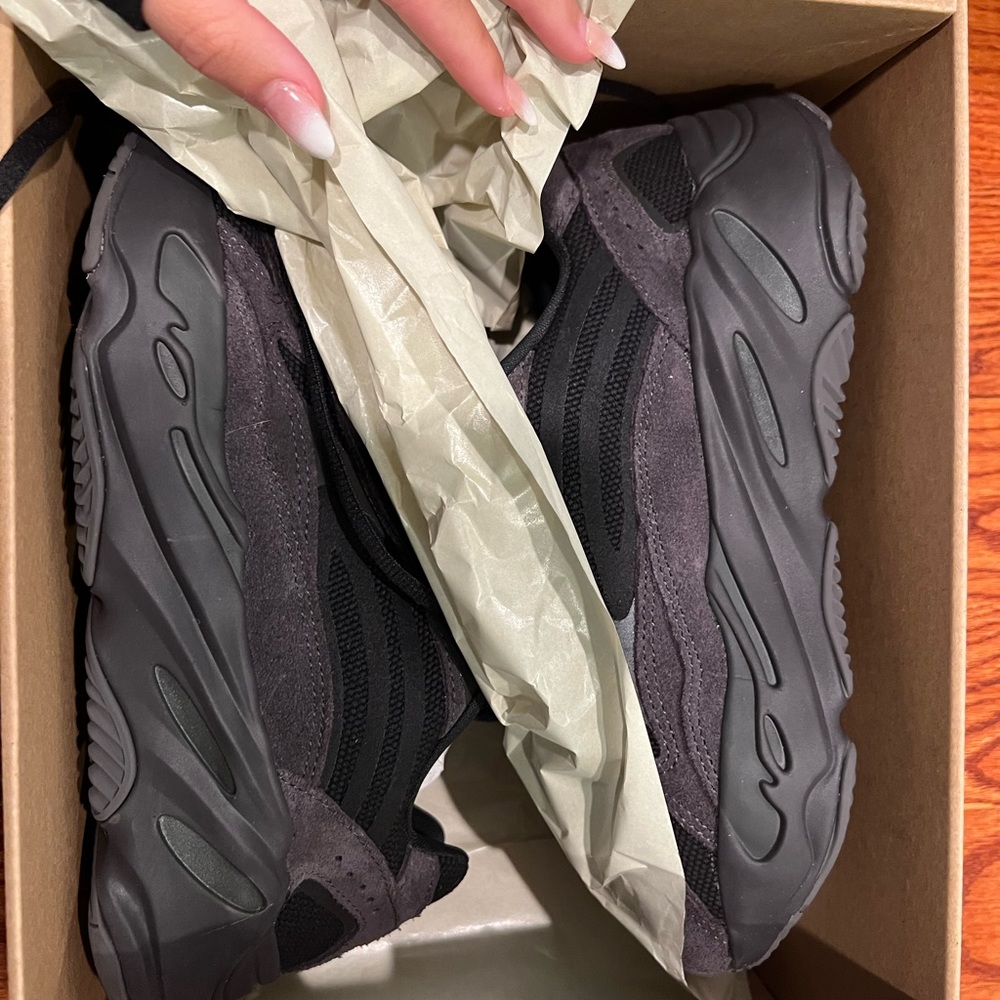 Yeezy Boost 700 V2 ‘VANTA’